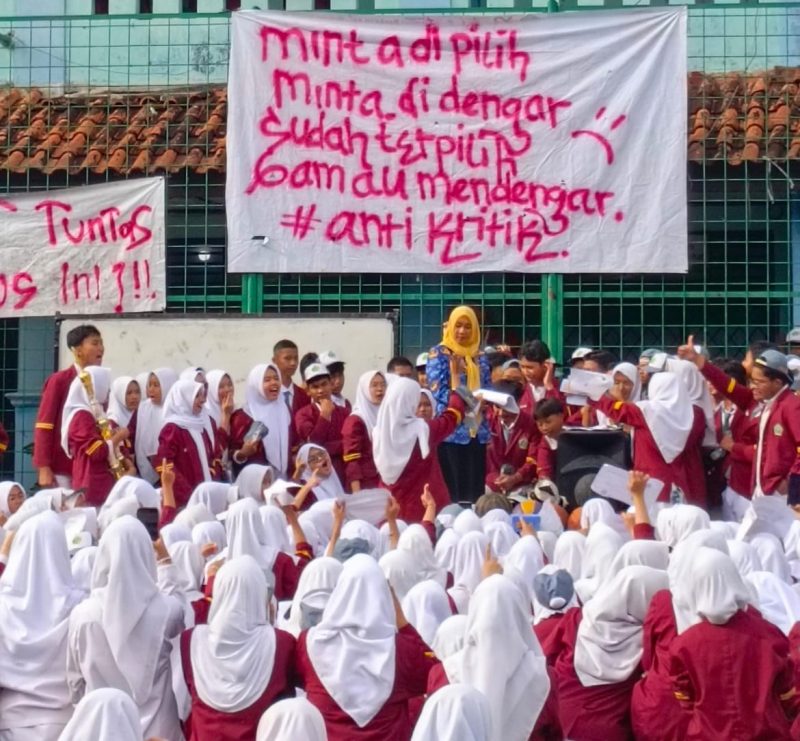 Sebanyak ratusan pelajar dari kelas 10, 11, 12 MAN 2 Kota Bekasi memprotes kepala sekolah mereka, Nina Indriana yang dianggap tidak transparan soal pengelolaan dana.
