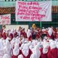 Sebanyak ratusan pelajar dari kelas 10, 11, 12 MAN 2 Kota Bekasi memprotes kepala sekolah mereka, Nina Indriana yang dianggap tidak transparan soal pengelolaan dana.