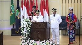 Podium: Bupati Bekasi Ade Kuswara Kunang dan Wakil Bupati Bekasi Asep Surya Atmaja saat memaparkan sambutan di Gedung DPR Kabupaten Bekasi, Kamis (20/2/2025).
