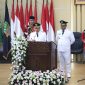 Podium: Bupati Bekasi Ade Kuswara Kunang dan Wakil Bupati Bekasi Asep Surya Atmaja saat memaparkan sambutan di Gedung DPR Kabupaten Bekasi, Kamis (20/2/2025).