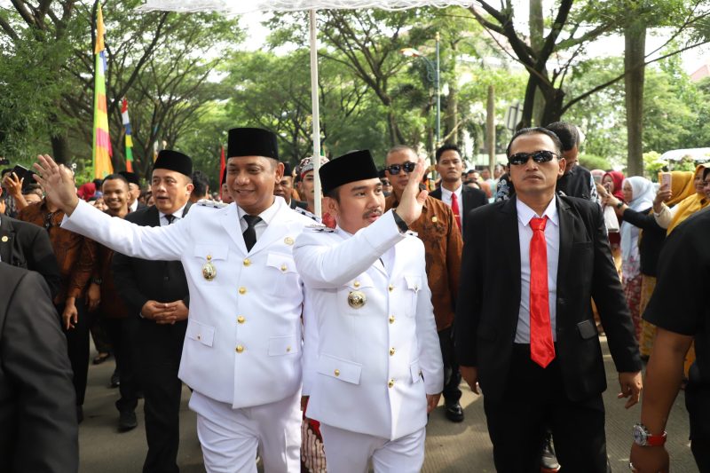 Bupati Bekasi dan Wakil Bupati Bekasi Ade Kuswara Kunang dan Asep Surya Atmaja.