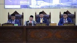 Ketua DPRD Kabupaten Bekasi Ade Syukron (tengah).