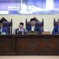 Ketua DPRD Kabupaten Bekasi Ade Syukron (tengah).