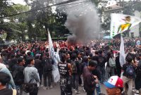 Ratusan Mahasiswa yang terdiri dari gabungan berbagai Kampus di Kota Bandung kembali menggelar Aksi Massa bertajuk Indonesia Gelap, di depan Gedung Dewan Perwakilan Rakyat Daerah (DPRD) Provinsi Jawa Barat, Jumat (21/2/2025).