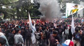 Ratusan Mahasiswa yang terdiri dari gabungan berbagai Kampus di Kota Bandung kembali menggelar Aksi Massa bertajuk Indonesia Gelap, di depan Gedung Dewan Perwakilan Rakyat Daerah (DPRD) Provinsi Jawa Barat, Jumat (21/2/2025).