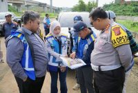 Polda Jawa Barat, Kombes Pol. Ruminio Ardano, melakukan kunjungan kerja ke Jalan Tol Jakarta-Cikampek (Japek) II Selatan pada Kamis 20 Februari 2025.