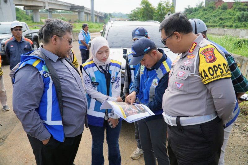 Polda Jawa Barat, Kombes Pol. Ruminio Ardano, melakukan kunjungan kerja ke Jalan Tol Jakarta-Cikampek (Japek) II Selatan pada Kamis 20 Februari 2025.