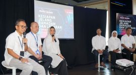 Head External Communication XL Axiata, Henry Wijayanto, Group Head Home Product Marketing XL Axiata, Julius Goeinawan, Head Youth Marketing Communication XL Axiata, Nahdiah Estu Pawestri, Head Premium Product Management XL Axiata, Pandji Alif Faizal, Group Head Mass Segment XL Axiata, Puput Hidayat, Head Strategic Operation & Automation XL Axiata, Jhon Paber Ompusunggu dalam acara update kesiapan jaringan XL Axiata dan promo spesial Ramadan dan Lebaran di Jakarta.  Kamis (27/2). XL Axiata telah melakukan sejumlah langkah strategis untuk memastikan jaringan tetap optimal. Beberapa kesiapan utama yang sudah dilakukan meliputi penambahan kapasitas di lebih dari 2000 BTS  dan penempatan 120 MBTS. Selain itu XL Axiata juga menyiapkan beragam promo menarik untuk pelanggan XL Prabayar, AXIS, XL PRIORITAS, XL SATU, XL Axiata Business Solutions yang bisa didapatkan pelanggan mulai 28 Februari hingga 2 April 2025.