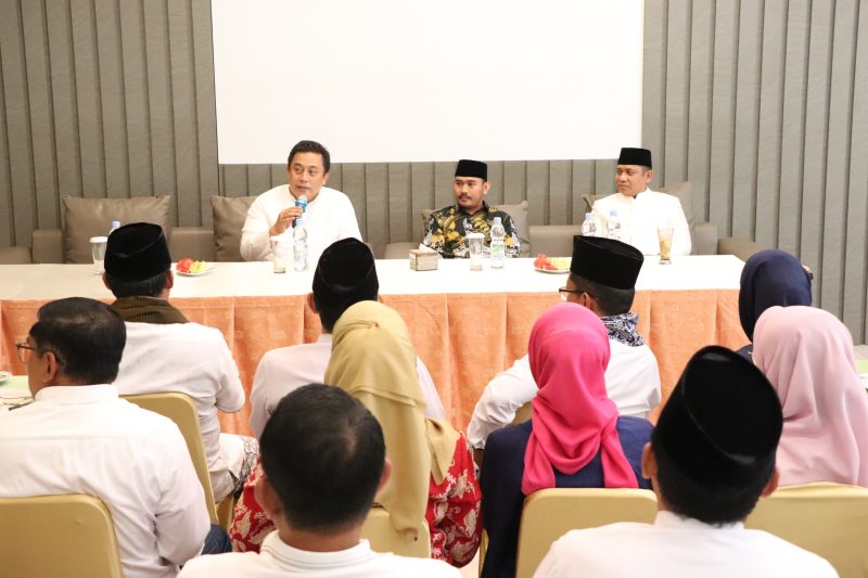 Silaturahmi penuh kebersamaan Bupati dan Wakil Bupati Bekasi terpilih Ade Kuswara Kunang dan Asep Surya Atmaja bersama Pj. Bupati Bekasi Dedy Supriyadi dan para kepala perangkat daerah di lingkungan Pemkab Bekasi, di Telaga Seafood, Cikarang Selatan, Jum'at (07/02/2025). 