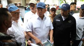  Menteri Agraria dan Tata Ruang/Badan Pertanahan Nasional Nusron Wahid didampingi Kepala Kantor BPN Kabupaten Bekasi Darman Satia Halomoan Simanjuntak, Mengunjungi rumah warga yang mengalami pergeseran peta bidang tanah sekaligus meninjau area pagar laut di Perairan Pal Jaya, Desa Segarajaya, Kecamatan Tarumajaya. Pada Selasa, (04/02/2025).