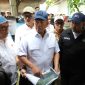  Menteri Agraria dan Tata Ruang/Badan Pertanahan Nasional Nusron Wahid didampingi Kepala Kantor BPN Kabupaten Bekasi Darman Satia Halomoan Simanjuntak, Mengunjungi rumah warga yang mengalami pergeseran peta bidang tanah sekaligus meninjau area pagar laut di Perairan Pal Jaya, Desa Segarajaya, Kecamatan Tarumajaya. Pada Selasa, (04/02/2025).