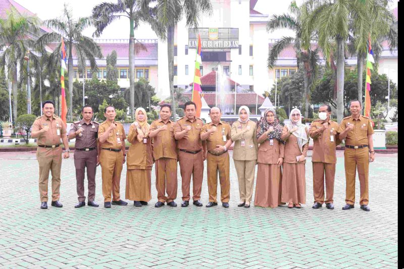 enjabat (Pj) Bupati Bekasi, Dedy Supriyadi menginstruksikan perangkat daerah untuk meningkatkan kewaspadaan dan melakukan langkah antisipasi terhadap potensi banjir yang semakin meluas di Kabupaten Bekasi. Instruksi tersebut disampaikan saat Apel Pagi Aparatur Sipil Negara (ASN) di Plaza Pemkab Cikarang Pusat, Senin (03/02/2025). 