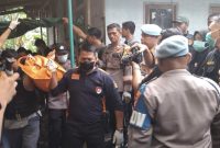 Polisi menemukan kerangka di dalam septic tank rumah Sunardi (43), pelaku pembunuhan wanita pegawai bank keliling, Sri Pujayanti (22) di Kampung Cikoronjo, Desa Sindangmulya, Cibarusah, Kabupaten Bekasi.(ACHMAD NASRUDIN YAHYA/KOMPAS.com)