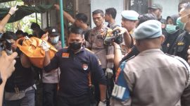 Polisi menemukan kerangka di dalam septic tank rumah Sunardi (43), pelaku pembunuhan wanita pegawai bank keliling, Sri Pujayanti (22) di Kampung Cikoronjo, Desa Sindangmulya, Cibarusah, Kabupaten Bekasi.(ACHMAD NASRUDIN YAHYA/KOMPAS.com)