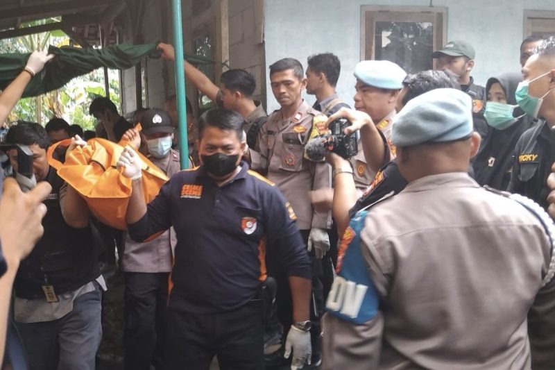 Polisi menemukan kerangka di dalam septic tank rumah Sunardi (43), pelaku pembunuhan wanita pegawai bank keliling, Sri Pujayanti (22) di Kampung Cikoronjo, Desa Sindangmulya, Cibarusah, Kabupaten Bekasi.(ACHMAD NASRUDIN YAHYA/KOMPAS.com)