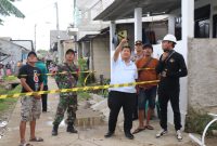 Camat Tambun Utara Najmuddin meninjau lokasi robohnya beton tiang penyangga provider di Kav Bumi Mandiri Desa Karangsatria Kecamatan Tambun Utara, Rabu (29/1/2025). 