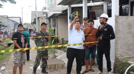 Camat Tambun Utara Najmuddin meninjau lokasi robohnya beton tiang penyangga provider di Kav Bumi Mandiri Desa Karangsatria Kecamatan Tambun Utara, Rabu (29/1/2025). 