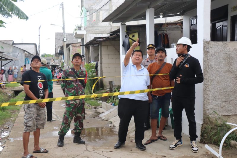 Camat Tambun Utara Najmuddin meninjau lokasi robohnya beton tiang penyangga provider di Kav Bumi Mandiri Desa Karangsatria Kecamatan Tambun Utara, Rabu (29/1/2025). 