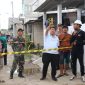 Camat Tambun Utara Najmuddin meninjau lokasi robohnya beton tiang penyangga provider di Kav Bumi Mandiri Desa Karangsatria Kecamatan Tambun Utara, Rabu (29/1/2025). 