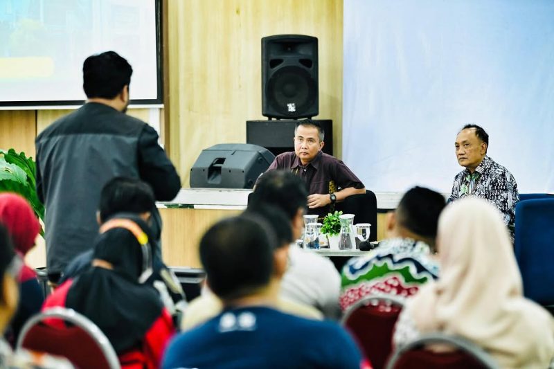 Bersama Insan Pers : Bey menyebut peran pers dirasa penting dalam memberikan edukasi kepada masyarakat termasuk membangun pola pikir yang lebih kritis dan berintegritas.