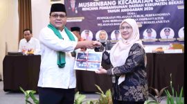 Camat Cibitung Encun Sunarto menyerahkan dokumen usulan pembangunan hasil Musrenbang tingkat kecamatan kepada Kepala Bidang Infrastruktur dan Kewilayahan Bappeda Kabupaten Bekasi, Evi Mutia Shofa di Papandayan Ballroom, Kecamatan Tambun Selatan, pada Jum'at, (14/02/2025). 