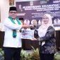 Camat Cibitung Encun Sunarto menyerahkan dokumen usulan pembangunan hasil Musrenbang tingkat kecamatan kepada Kepala Bidang Infrastruktur dan Kewilayahan Bappeda Kabupaten Bekasi, Evi Mutia Shofa di Papandayan Ballroom, Kecamatan Tambun Selatan, pada Jum'at, (14/02/2025). 