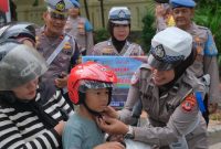 Dalam kegiatan tersebut, Kapolres Subang AKBP Ariek Indra Sentanu bersama jajaran memberikan edukasi langsung kepada pengendara yang belum mematuhi aturan keselamatan, terutama penggunaan helm standar. Helm gratis diberikan sebagai bentuk apresiasi sekaligus ajakan untuk lebih disiplin dalam berlalu lintas.