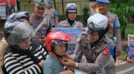 Dalam kegiatan tersebut, Kapolres Subang AKBP Ariek Indra Sentanu bersama jajaran memberikan edukasi langsung kepada pengendara yang belum mematuhi aturan keselamatan, terutama penggunaan helm standar. Helm gratis diberikan sebagai bentuk apresiasi sekaligus ajakan untuk lebih disiplin dalam berlalu lintas.