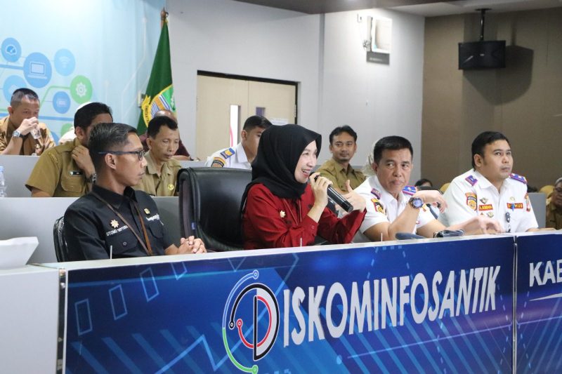 Badan Pendapatan Daerah (Bapenda) Kabupaten Bekasi dan jajaran Organisasi Perangkat Daerah (OPD) menghadiri rapat virtual bersama Kementerian Dalam Negeri (Kemendagri) RI di Ruang Command Center Diskominfosantik, Komplek Pemkab Bekasi, Cikarang Pusat pada Selasa (4/2/2025). 