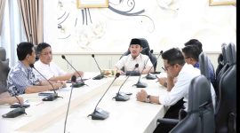 Bupati Bekasi Ade Kuswara Kunang didampingi Kepala DSDABMBK, Kepala Disperkimtan, mengikuti kegiatan Rapat Pembahasan Pelebaran Exit Tol Deltamas . Berlangsung di Ruang Rapat Bupati Bekasi, Cikarang Pusat, Jum'at (21/03/2025).