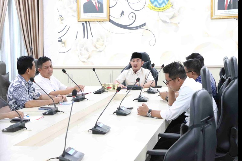 Bupati Bekasi Ade Kuswara Kunang didampingi Kepala DSDABMBK, Kepala Disperkimtan, mengikuti kegiatan Rapat Pembahasan Pelebaran Exit Tol Deltamas . Berlangsung di Ruang Rapat Bupati Bekasi, Cikarang Pusat, Jum'at (21/03/2025).
