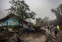 “Banyak rumah yang sudah rusak, motor juga tenggelam, kami butuh bantuan segera. Kami khawatir ada warga yang terjebak,” ujar pria dalam video tersebut.