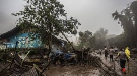 “Banyak rumah yang sudah rusak, motor juga tenggelam, kami butuh bantuan segera. Kami khawatir ada warga yang terjebak,” ujar pria dalam video tersebut.