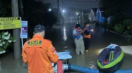 Personel BPBD Kabupaten Bekasi memberikan bantuan korban banjir di Perumahan Griya Mulya Indah, RT 03/RW 018, Desa Jayamulya, Kecamatan Serang Baru pada Kamis (27/2/2025) malam. Foto : Dok. BPBD Kabupaten Bekasi.
