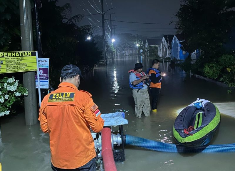 Personel BPBD Kabupaten Bekasi memberikan bantuan korban banjir di Perumahan Griya Mulya Indah, RT 03/RW 018, Desa Jayamulya, Kecamatan Serang Baru pada Kamis (27/2/2025) malam. Foto : Dok. BPBD Kabupaten Bekasi.
