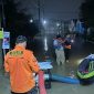 Personel BPBD Kabupaten Bekasi memberikan bantuan korban banjir di Perumahan Griya Mulya Indah, RT 03/RW 018, Desa Jayamulya, Kecamatan Serang Baru pada Kamis (27/2/2025) malam. Foto : Dok. BPBD Kabupaten Bekasi.
