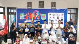 Sekdin Kominfosantik Kabupaten Bekasi, Eko Suparyadi menghadiri kegiatan santunan anak yatim dalam rangkaian HPN Bekasi Raya 2025, Kantor Sekretariat PWI Bekasi Raya Kota Bekasi, Sabtu (15/3/2025).