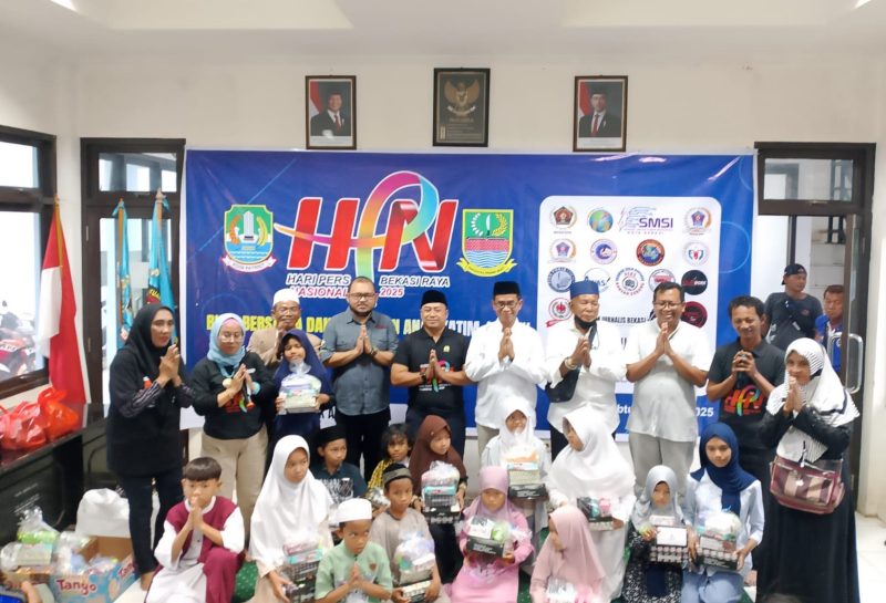 Sekdin Kominfosantik Kabupaten Bekasi, Eko Suparyadi menghadiri kegiatan santunan anak yatim dalam rangkaian HPN Bekasi Raya 2025, Kantor Sekretariat PWI Bekasi Raya Kota Bekasi, Sabtu (15/3/2025).
