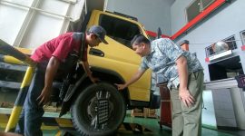 Pengecekan : Servis Manager Sun Star Prima Motor Cikarang Benny Apriwendi melakukan pengecekan Spooring Balancing.