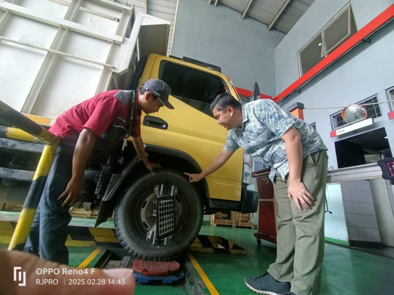 Pengecekan : Servis Manager Sun Star Prima Motor Cikarang Benny Apriwendi melakukan pengecekan Spooring Balancing.