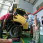 Pengecekan : Servis Manager Sun Star Prima Motor Cikarang Benny Apriwendi melakukan pengecekan Spooring Balancing.