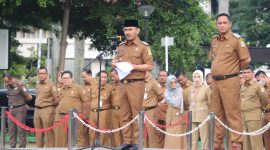 Bupati Bekasi, Ade Kuswara Kunang, bersama Wakil Bupati Asep Surya Atmaja, memimpin apel perdana bagi Aparatur Sipil Negara (ASN) di lingkungan Pemerintah Kabupaten Bekasi.
