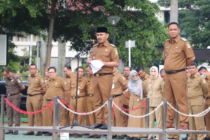 Bupati Bekasi, Ade Kuswara Kunang, bersama Wakil Bupati Asep Surya Atmaja, memimpin apel perdana bagi Aparatur Sipil Negara (ASN) di lingkungan Pemerintah Kabupaten Bekasi.