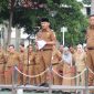 Bupati Bekasi, Ade Kuswara Kunang, bersama Wakil Bupati Asep Surya Atmaja, memimpin apel perdana bagi Aparatur Sipil Negara (ASN) di lingkungan Pemerintah Kabupaten Bekasi.