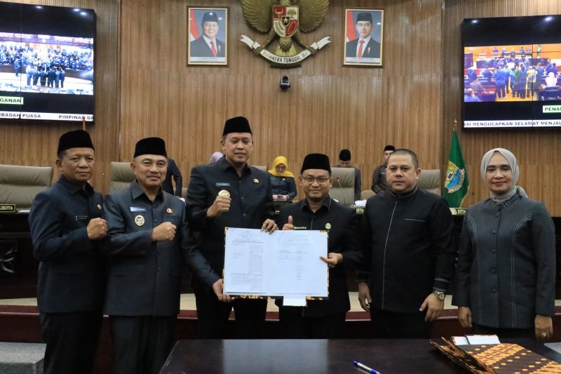 Wali Kota Bekasi, Tri Adhianto Tjahyono, Wakil Wali Kota Bekasi, Harris Bobihoe, Ketua DPRD Kota Bekasi, Sardi Effendi beserta Wakil Ketua DPRD  Faisal dan Pupayani dalam rangkaian sidang paripurna.