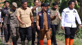 Bupati Bekasi Ade Kuswara Kunang bersama jajaran unsur Forkompinda serta BPBD dan Dinas Sosial (Dinsos) Kabupaten Bekasi langsung meninjau masyarakat Kabupaten Bekasi di Desa Cipayung, Kecamatan Cikarang Timur.
