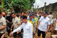 Dalam kunjungannya, Waki Presiden Republik Indonesia Gibran Rakabuming Raka langsung menuju kediaman warga yang terdampak banjir.