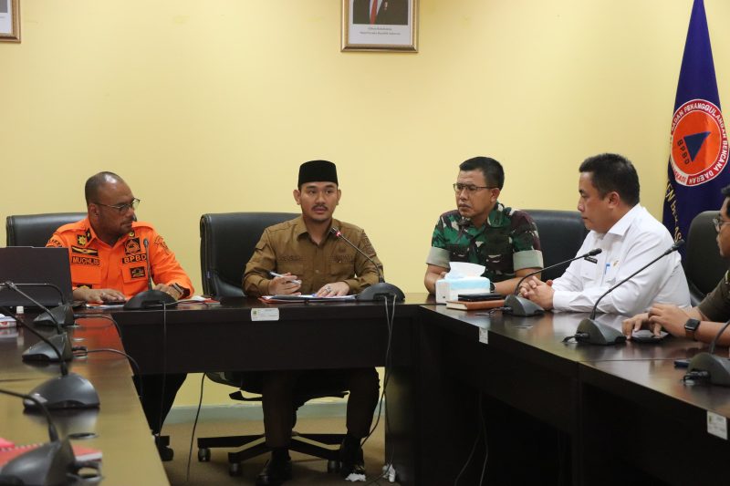 Bupati Bekasi Ade Kuswara Kunang menetapkan Status Tanggap Darurat Bencana bersama Sekretaris Daerah dan jajaran Forkopimda serta Kepala Dinas terkait. Berlangsung di Ruang Rapat Kantor BPBD Kabupaten Bekasi Cikarang Pusat, Rabu (05/03/2025). Foto : Jaja Jaelani.