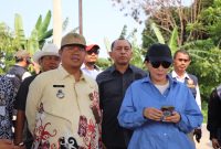 Anggota DPR RI Fraksi PDI Perjuangan, Rieke Diah Pitaloka bersama Anggota DPRD Kabupaten Bekasi Nyumarno Fraksi PDIP Perjuangan.