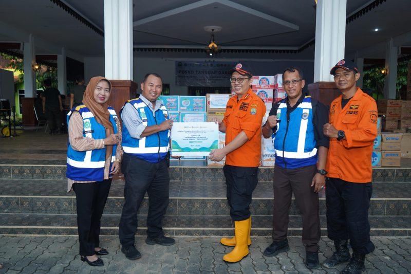 1 PT Jasamarga Transjawa Tol (JTT) Jalan Tol Jakarta-Cikampek laksanakan pembagian sembako di daerah yang terdampak banjir.